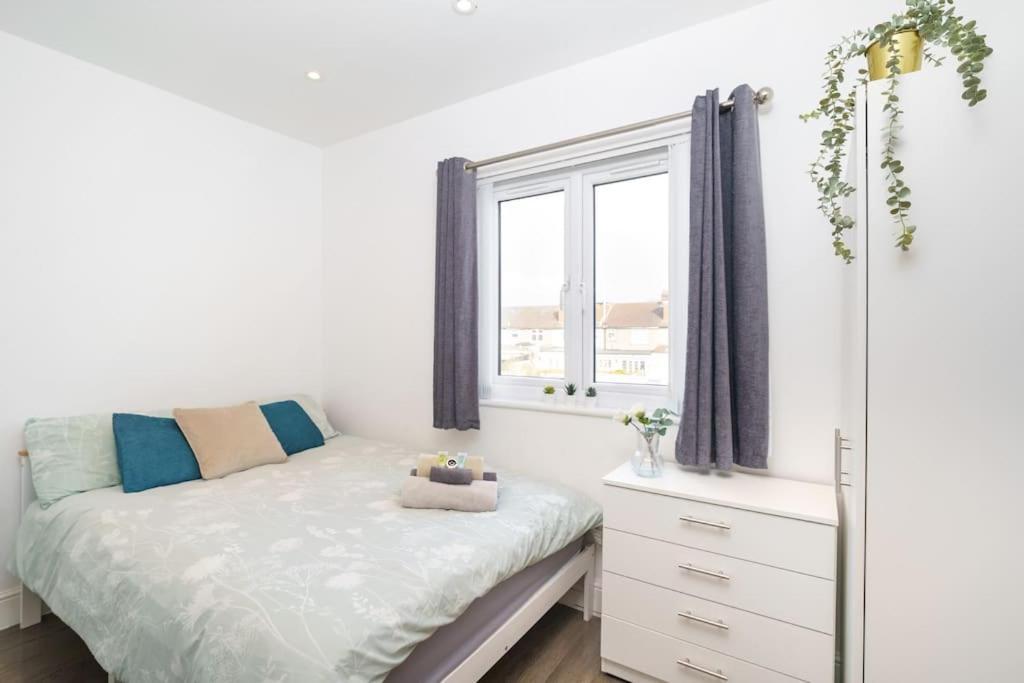 Beautiful 4 Bed Immaculate Condition Refurbished Property Romford Exterior photo