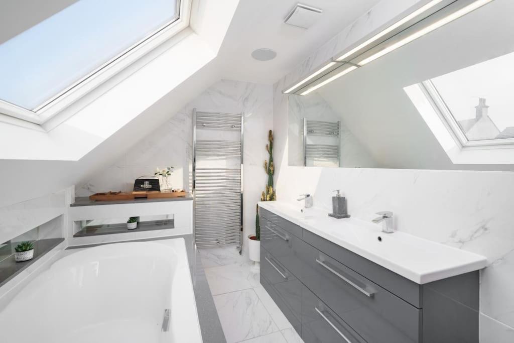 Beautiful 4 Bed Immaculate Condition Refurbished Property Romford Exterior photo